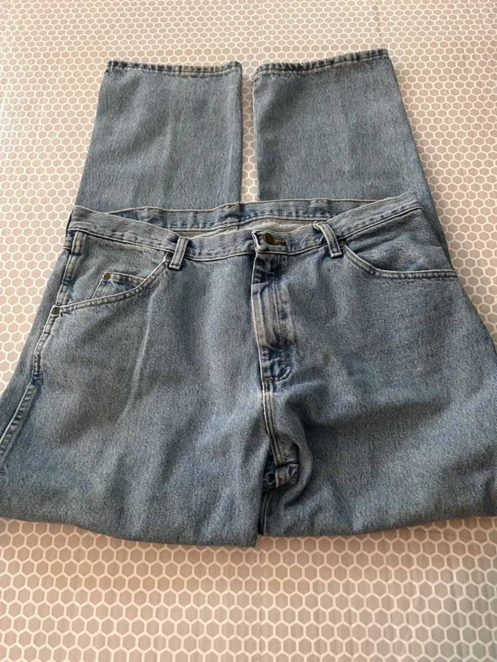 Wrangler Men's Straight Light Blue Denim Jeans. Size 38x42